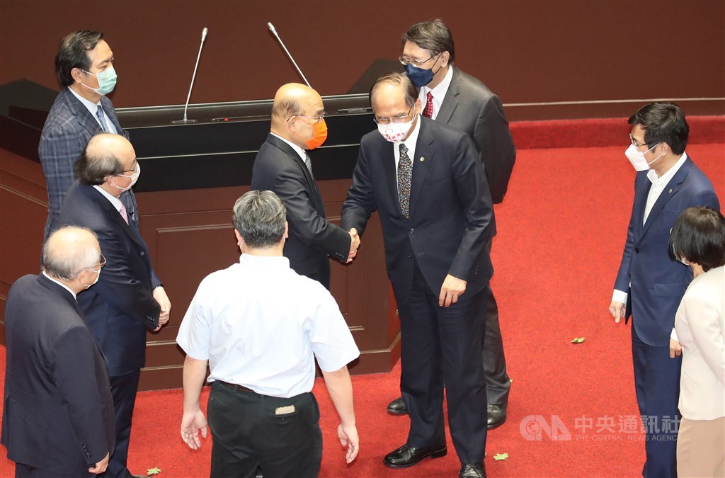 Premier Su Tseng-chang (in orange mask) shakes hand with Legislative Speaker You Si-kun on the floor after lawmakers passed the new round of COVID-19 relief package on Friday. CNA photo June 18, 2021
