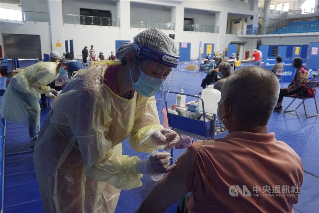 At a mass vaccination site in Kinmen. CNA photo June 19, 2021