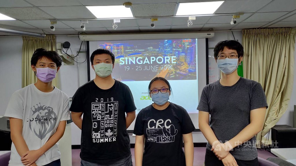 From left to right: Chang Chen-kai, Lin Ping-hsuan, Hou Hsin-wei associate professor Wang Hung-lung of National Taiwan Normal University