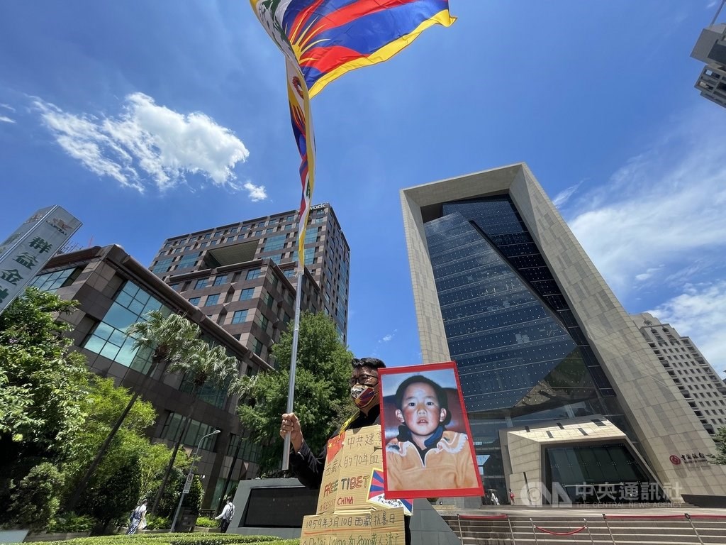 A man protests outside Bank of China