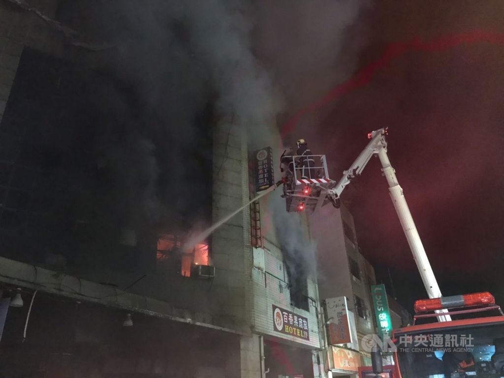 Firefighters putting out the fire at a quarantine hotel in Changhua. CNA photo July 1, 2021
