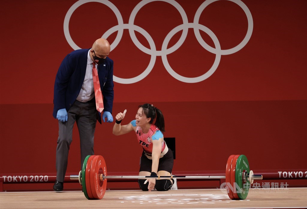 Kuo Hsing-chun gives a thumb to let an Olympic official know she was fine after a failed attempt. CNA photo July 27, 2021