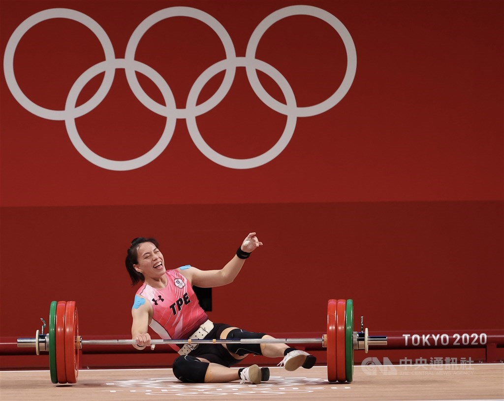 Weightlifter Kuo Hsing-chun laughs on the ground after her failed attempt to lift 141 kg. CNA photo July 27, 2021