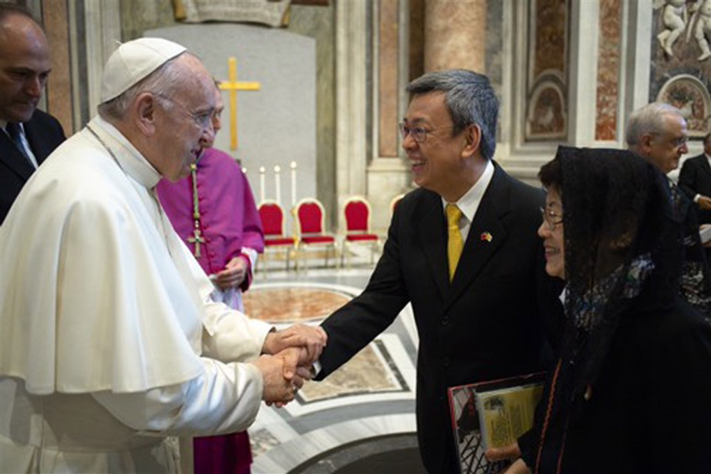 Former Vice President Chen Chien-jen (center) meets Pope Francis (left) in 2018. File photo courtesy of the Republic of China Embassy to the Holy See