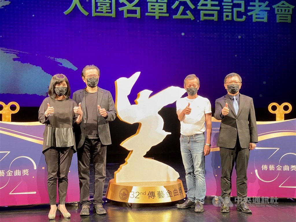 National Center for Traditional Arts Director Annie Chen (left) and Deputy Minister of Culture Lee Lien-chuan (right). CNA photo Aug. 3, 2021