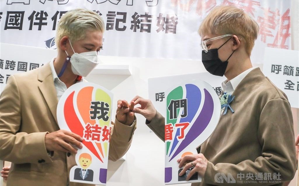 Same-sex couple married after unprecedented court victory - Focus Taiwan