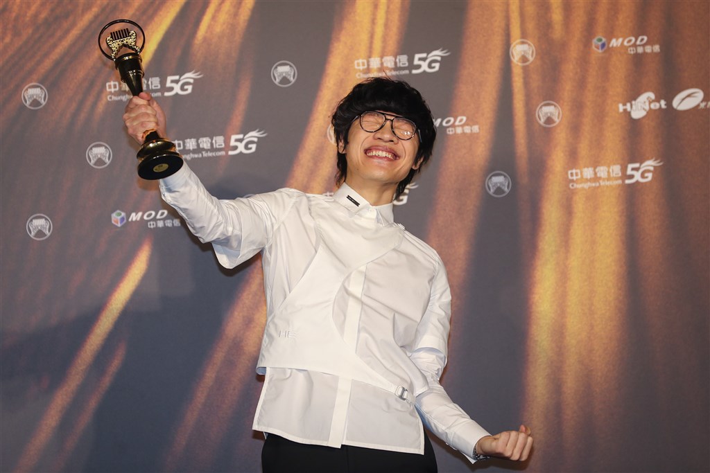 Crowd Lu takes home the song of the year award for "Your Name Engraved Herein." CNA photo Aug. 21, 2021