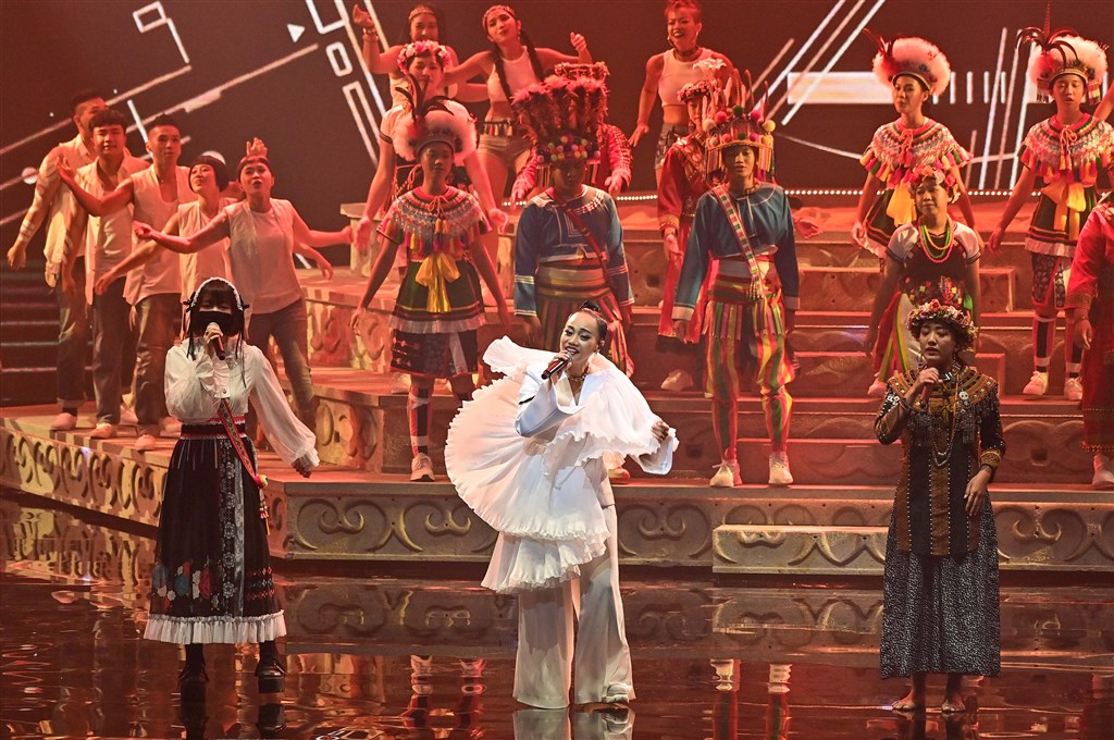 Singer Abao (center) performs in the opening act of the awards ceremony. Photo courtesy of TTV