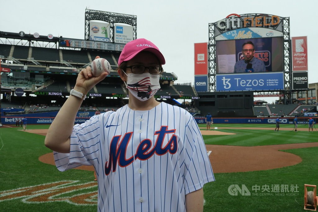 Taiwan representative to U.S. throws first pitch for Mets on