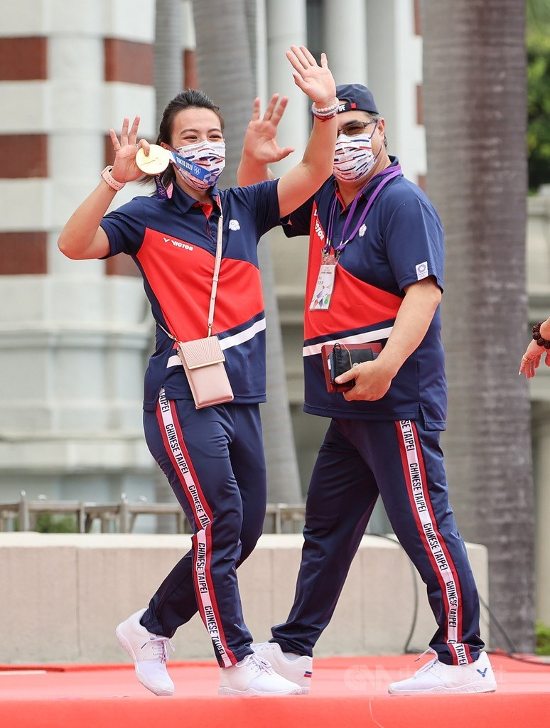 Gold medalist weightlifter Kuo Hsing-chun (left). CNA photo Sept. 1, 2021