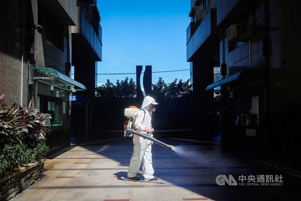 Disinfection work at the apartment complex in Banqiao District, New Taipei. CNA photo Sept. 9, 2021