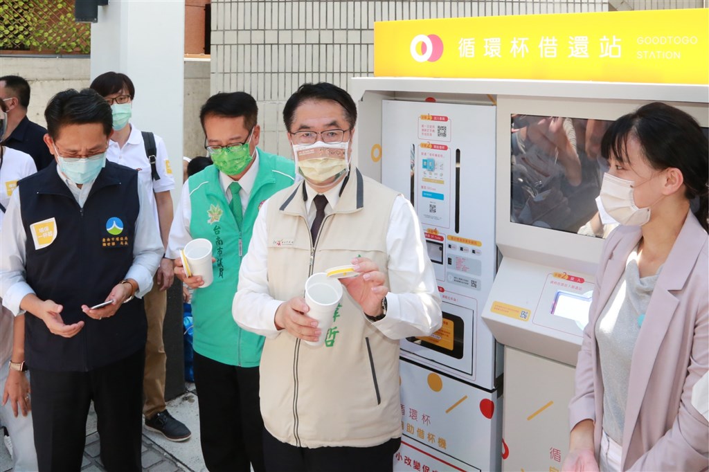 Tainan Mayor Huang Wei-che (center) borrows a reusable cup via the Good to Go platform. Photo courtesy of Tainan City Government