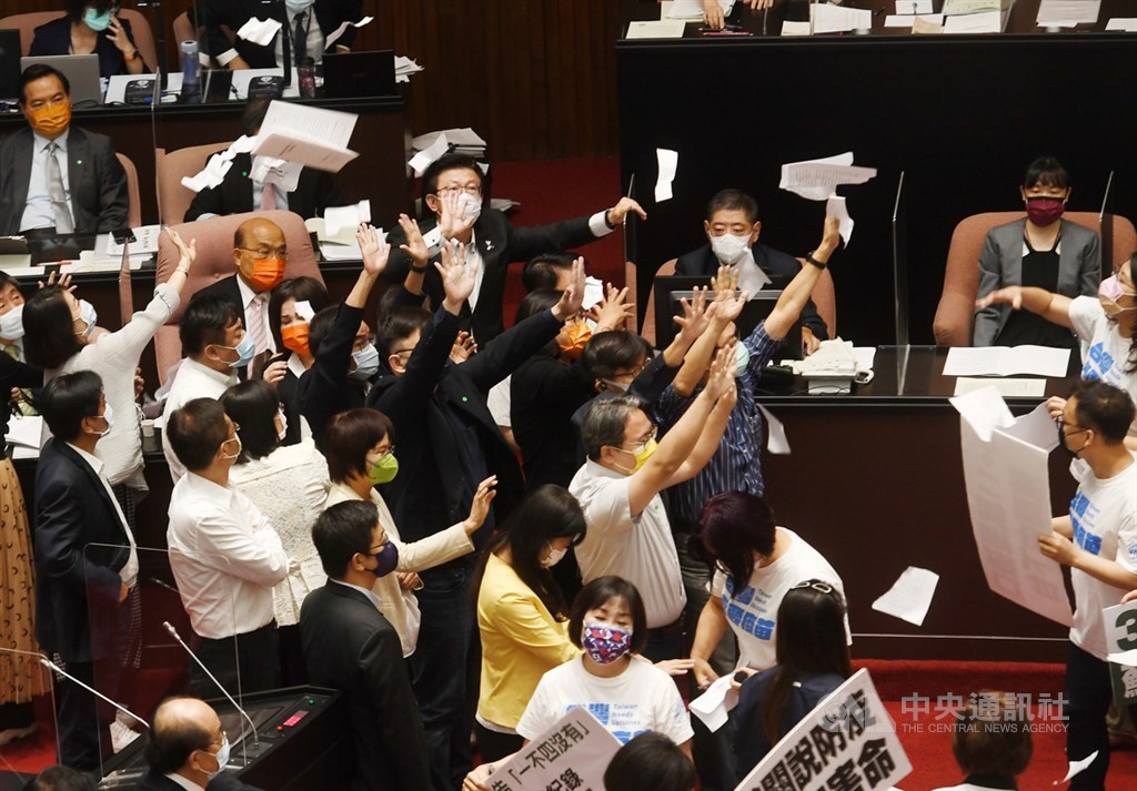 Premier Su Tseng-chang (left, in orange mask) sits while waiting to make his report. CNA photo Sept. 17, 2021