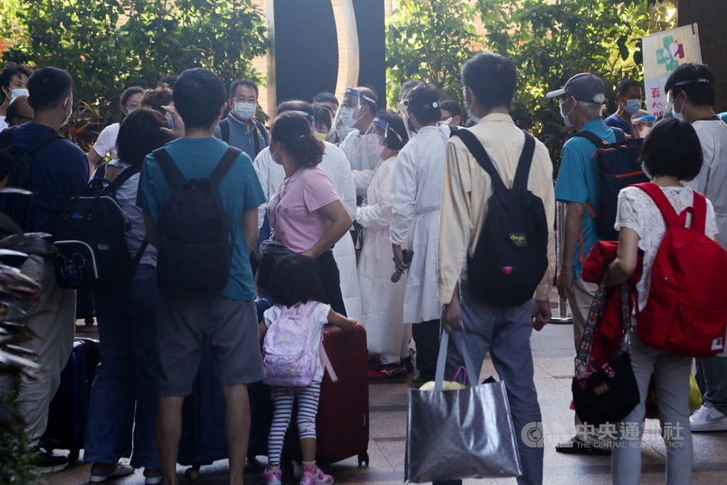 Residents in an apartment complex in New Taipei, where patients in a cluster linked to a preschool in the city, gather to be taken into quarantine on Sept. 8. CNA file photo