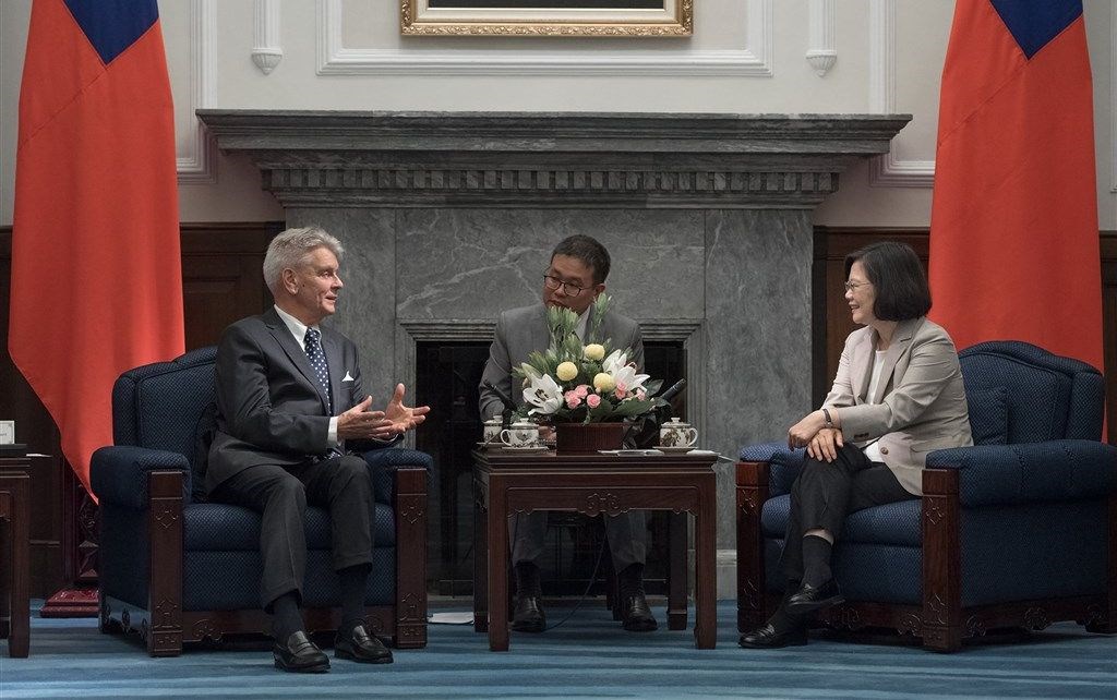 Alain Richard (left) talks with President Tsai Ing-wen on a visit to Taiwan in 2018. Photo from twitter.com/iingwen