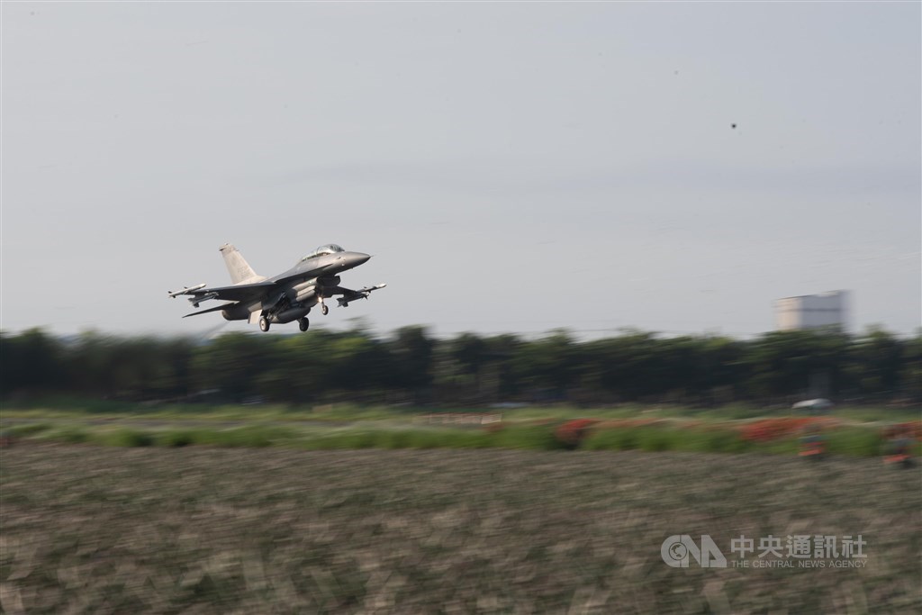 An F-16 fighter jet takes off during the recent Han Kuang drills in Pingtung County. CNA file photo