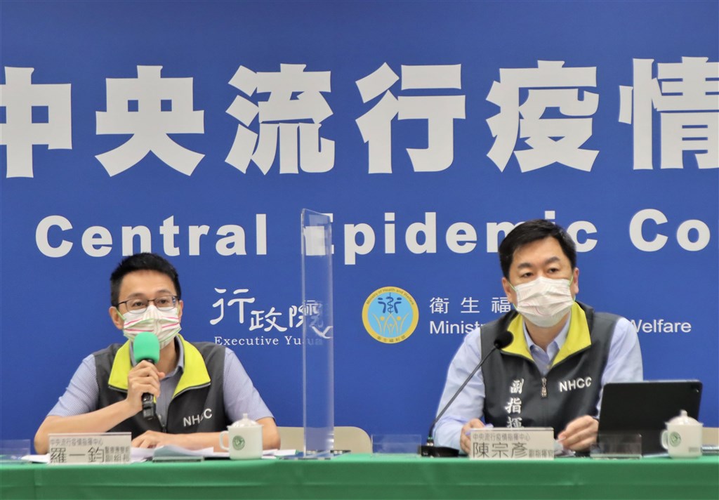 Centers for Disease Control Deputy Director-General Lo Yi-chun (left) and Deputy Interior Minister Chen Tsung-yen hosts Wednesday