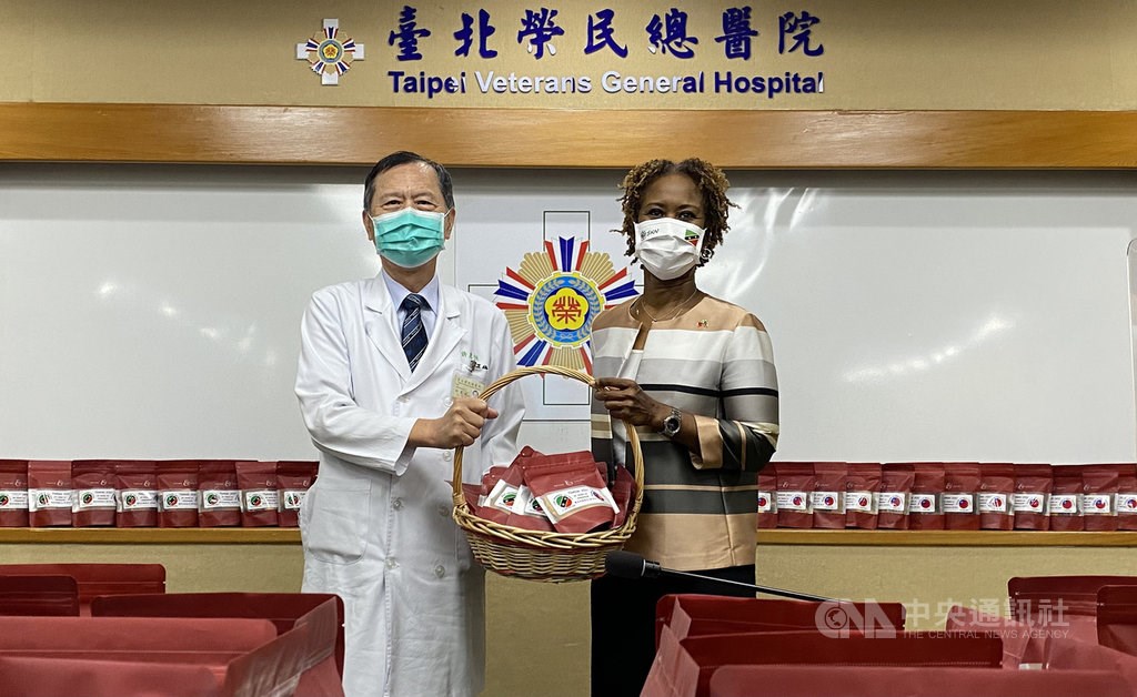 St. Christopher and Nevis Ambassador Jasmine Elise Huggins (right) presents desserts to Taipei Veterans General Hospital. CNA photo Sept. 23, 2021