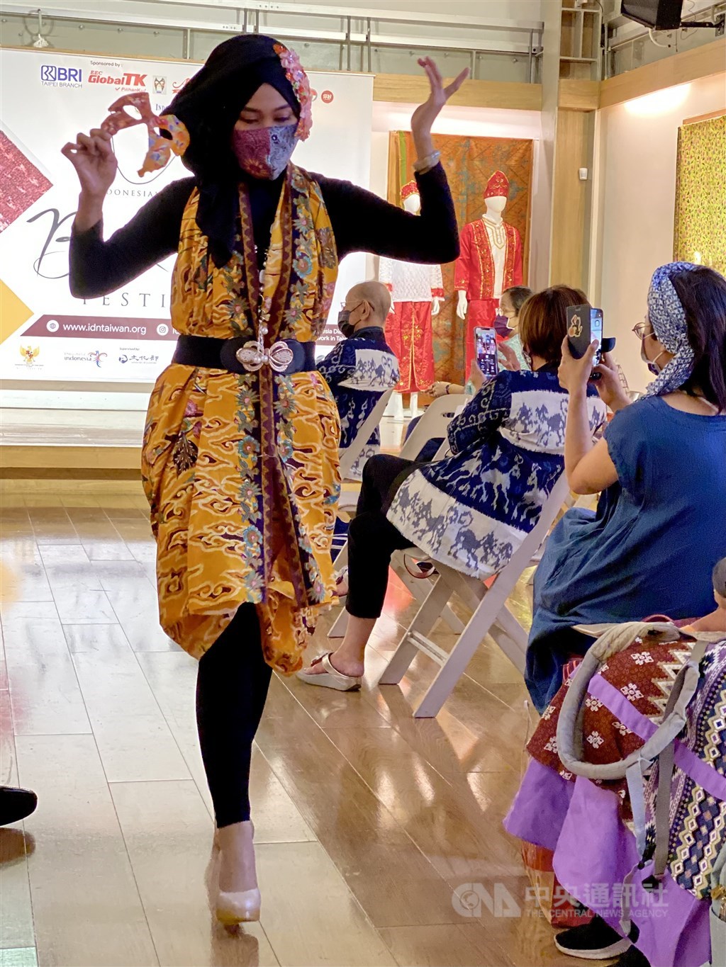 A modal walks down the runway. CNA photo Oct. 3, 2021