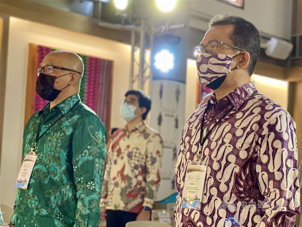 Indonesian Representative to Taipei Budi Santoso (right) and Fajar Nuradi (front, left), director of IETO