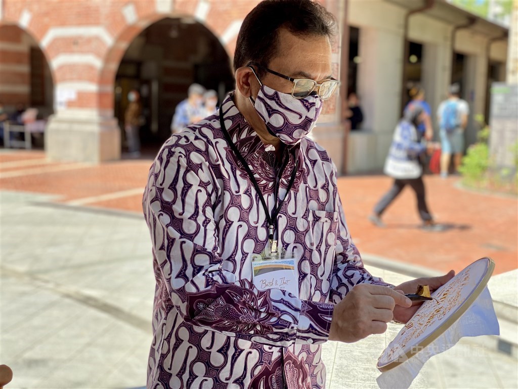 Indonesian Representative to Taipei Budi Santoso makes a batik design. CNA photo Oct. 3, 2021