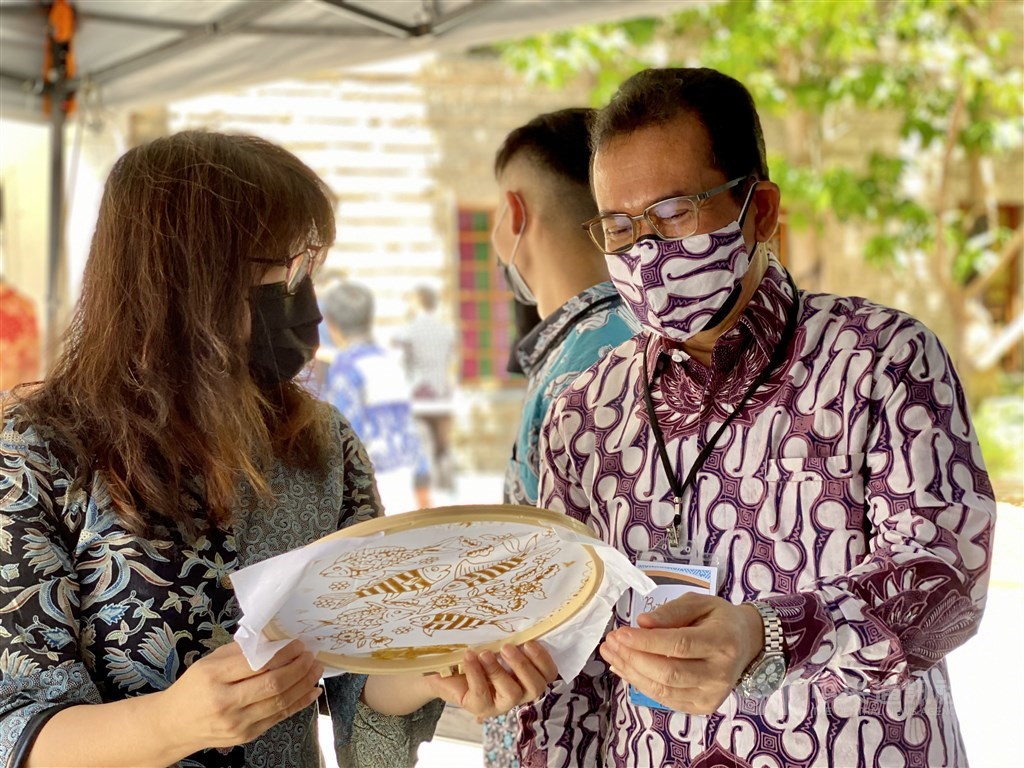 Indonesian Representative to Taipei Budi Santoso (right) shares his batik design with members of the Indonesian community. CNA photo Oct. 3, 2021