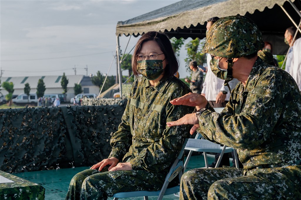 President Tsai Ing-wen (left) listens to a briefing when attending the annual Han Kuang military drills in mid-September. File photo courtesy of the Presidential Office