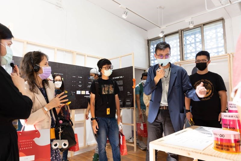 Lin Chen-wei (second right) take visitors on a guide tour of the exhibition. Photo courtesy of the Ministry of Culture
