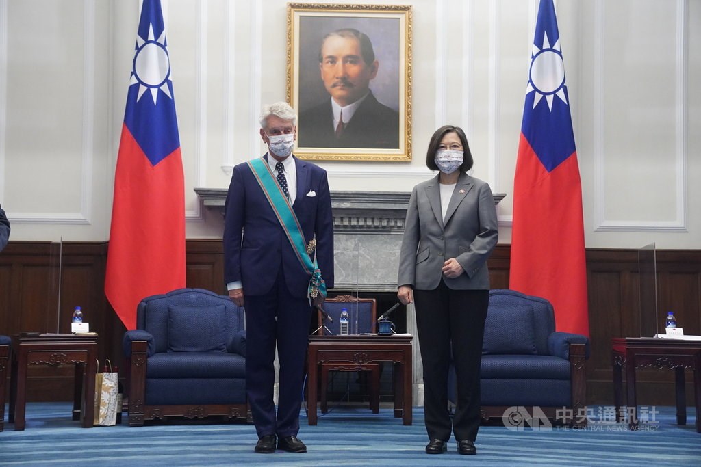 President Tsai confers medal on visiting French Senator Alain Richard -  Focus Taiwan