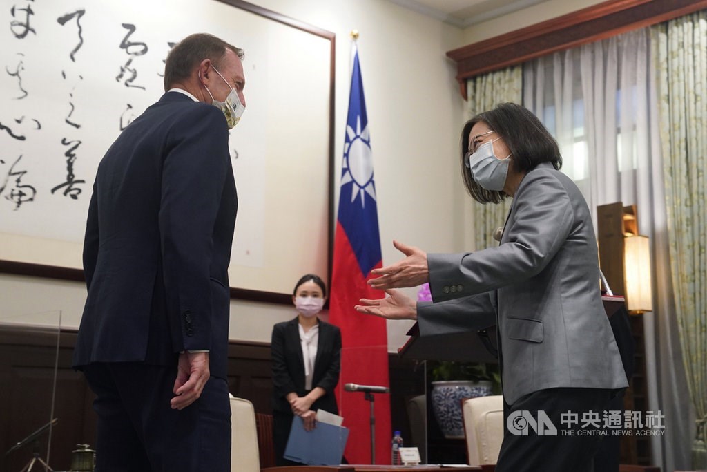 President Tsai Ing-wen (蔡英文, right) meets with visiting former Australian Prime Minister Tony Abbott at the Presidential Office on Thursday. CNA photo Oct. 7, 2021