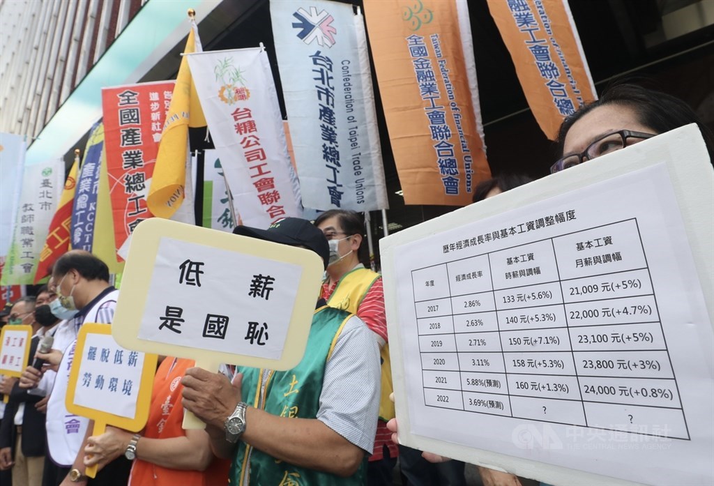 Labor groups gather outside the Ministry of Labor before the Minimum Wage Review Committee