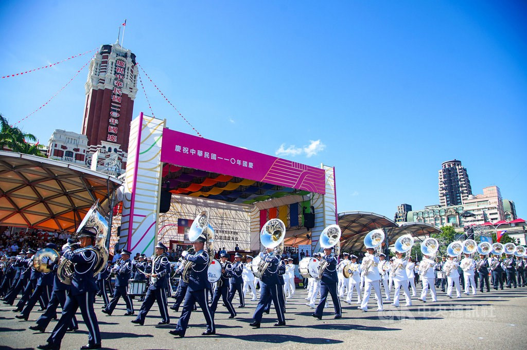 The military marching band performs in front of the Presidential Office during a rehearsal for the Oct. 10 National Day celebrations in Taipei. CNA photo Oct. 7, 2021