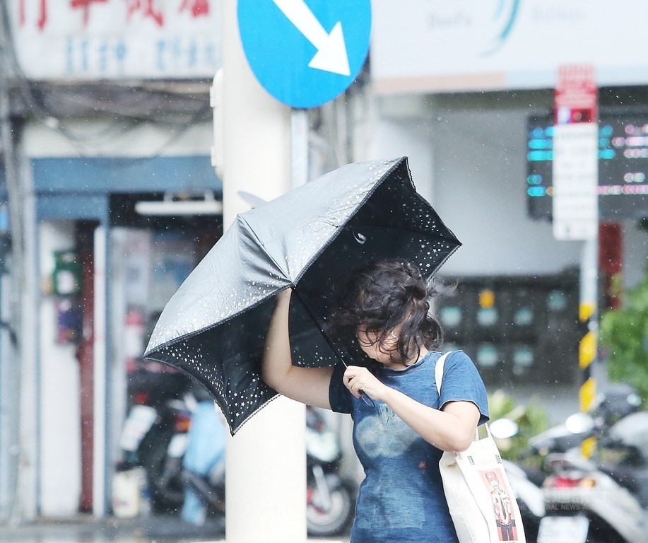 A pedestrian in Taipei Monday morning. CNA photo Oct. 11, 2021