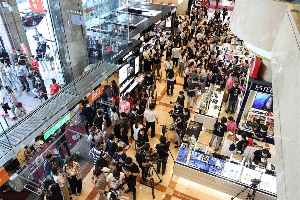 Shoppers in a department store in Taipei when it began its annual sales on Oct. 7. CNA file photo