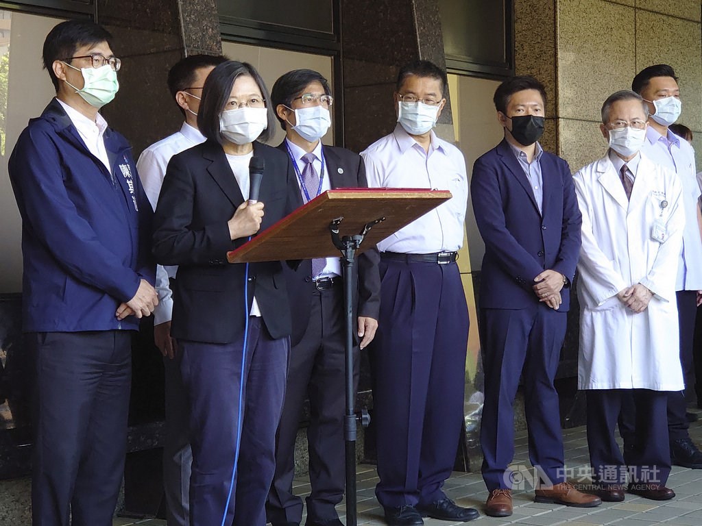President Tsai Ing-wen (蔡英文, front row, second right). Photo courtesy of Kaohsiung Medical University