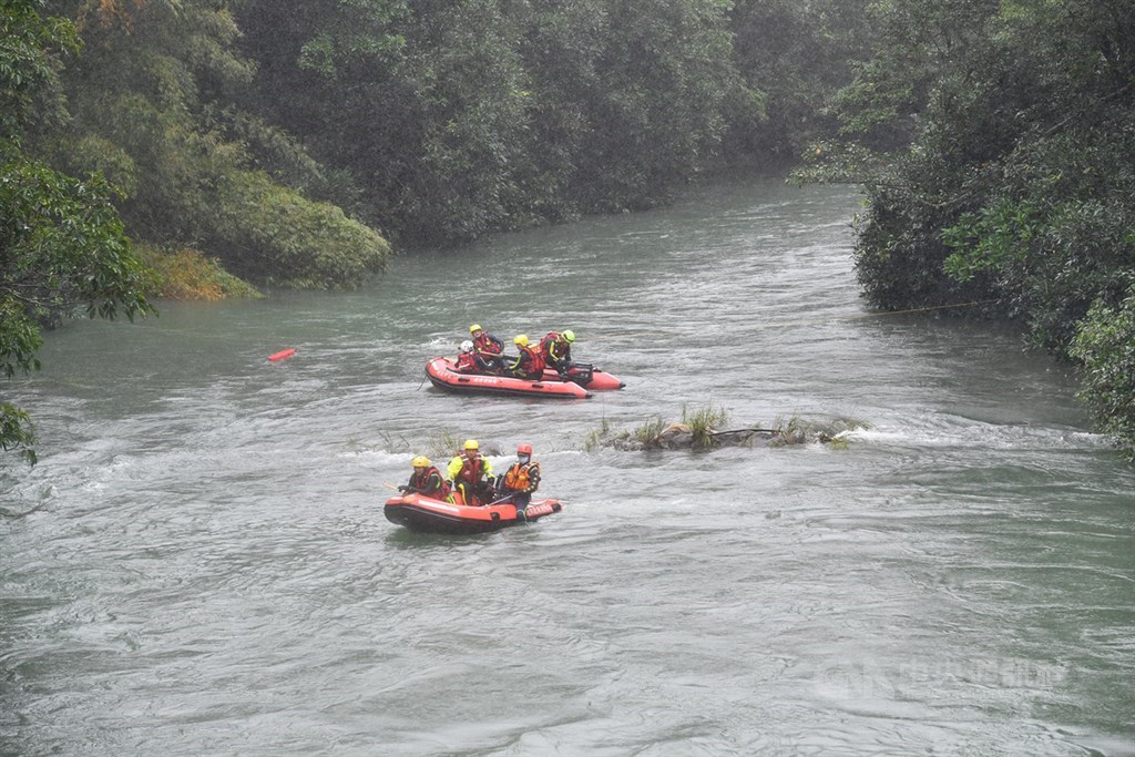 Search continues along the Beishi River Sunday. CNA photo Oct. 17, 2021