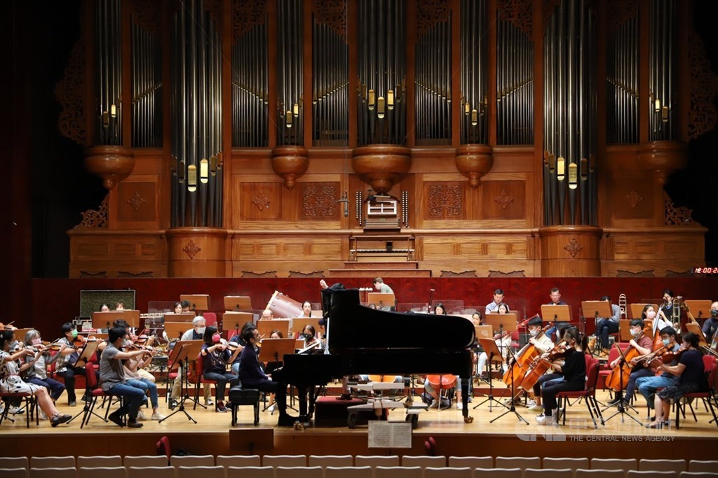 The National Symphony Orchestra rehearses with pianist Lu Yi-chih at the National Concert Hall in Taipei Wednesday. CNA photo Oct. 20, 2021