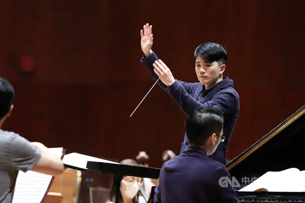 Conductor Wu Yao-yu. CNA photo Oct. 20, 2021