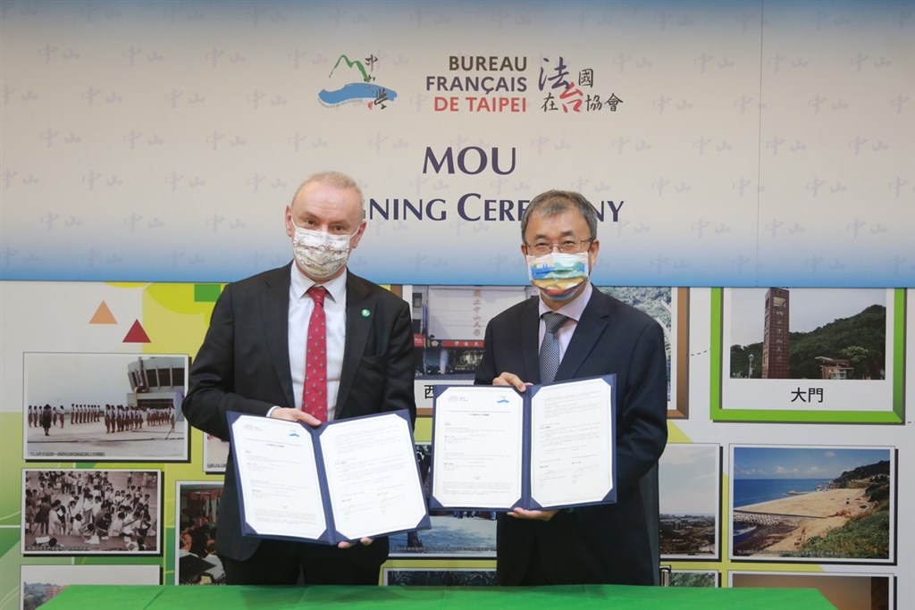 French Office in Taipei Director Jean-Francois Casabonne-Masonnave (left) and National Sun Yat-sen University President Cheng Ying-yao. Photo courtesy of NSYSU.