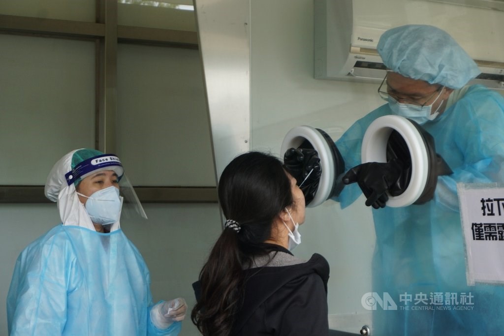 A woman takes a rapid test at Kinmen Airport. CNA file photo