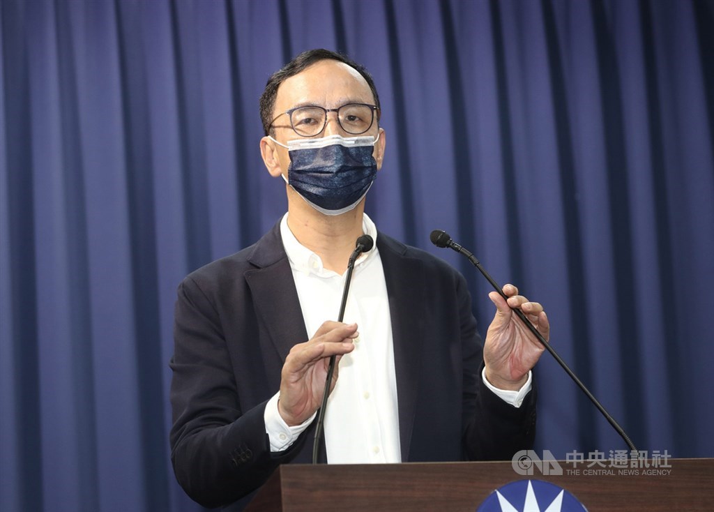 KMT chairman Eric Chu speaks at the party headquarters in Taipei after the recall vote results are announced. CNA photo Oct. 23, 2021