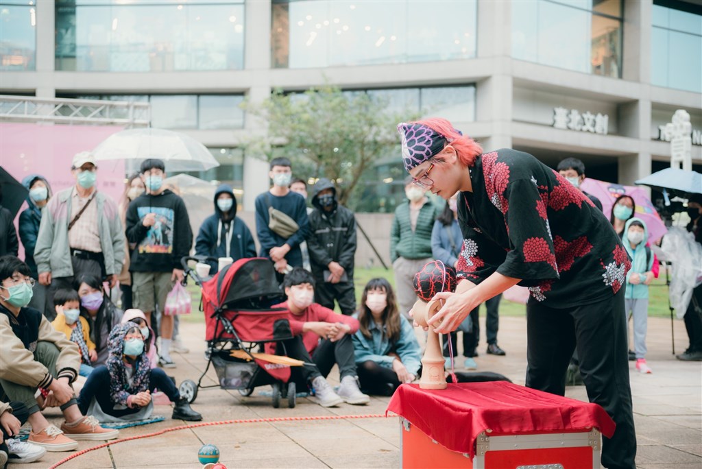 Japanese kendama skill toy performer Hsiao Lo Ssu (小螺絲). Photo courtesy of Taipei Buskers Festival