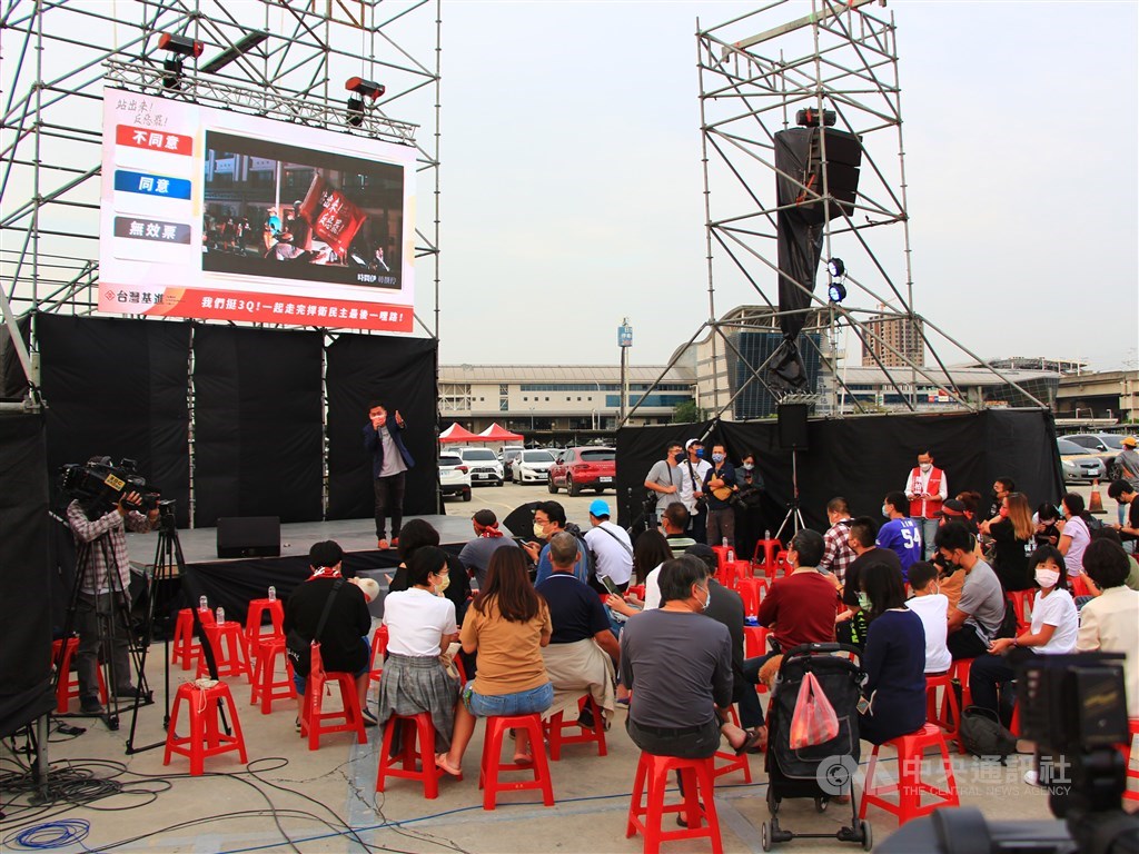 Supporters of Chen watch the vote counting at a site in Taichung