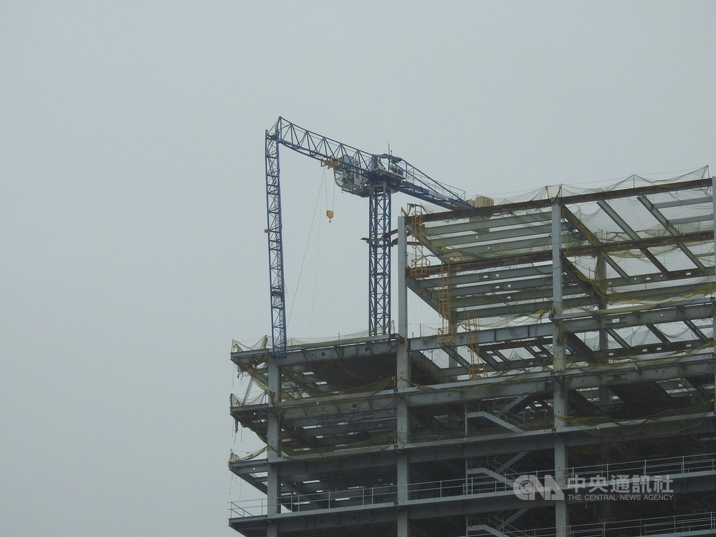 A damaged tower crane at a construction site in New Taipei