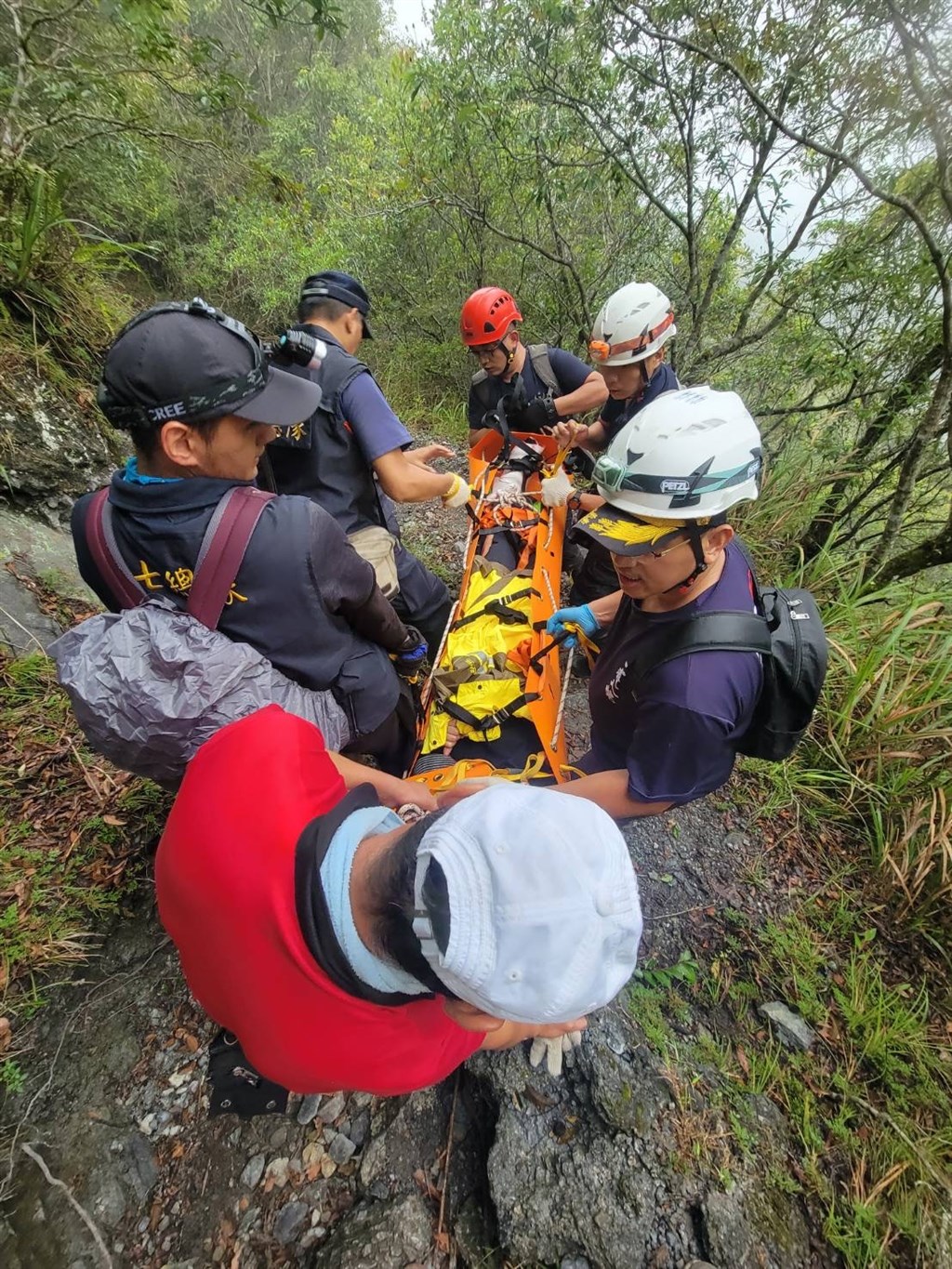 An injured hiker is carried by the rescue team. Photo courtesy of Hualien County Fire Department