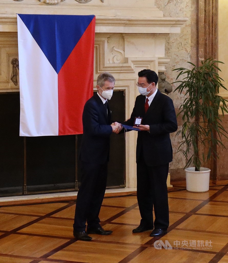Foreign Minister Joseph Wu (right) receives a silver medal from Czech Senate President Miloš Vystrčil in Prague. CNA photo Oct. 27, 2021