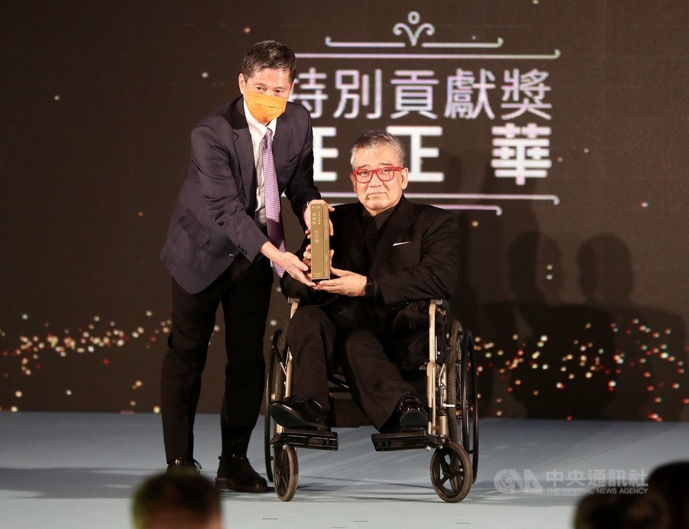 Locus Publishing Company Chairman Hao Ming-yi (right) accepts the Special Contribution Award on behalf of Ren Zheng-hua from Minister of Culture Lee Yung-te (left). CNA photo Oct. 28, 2021