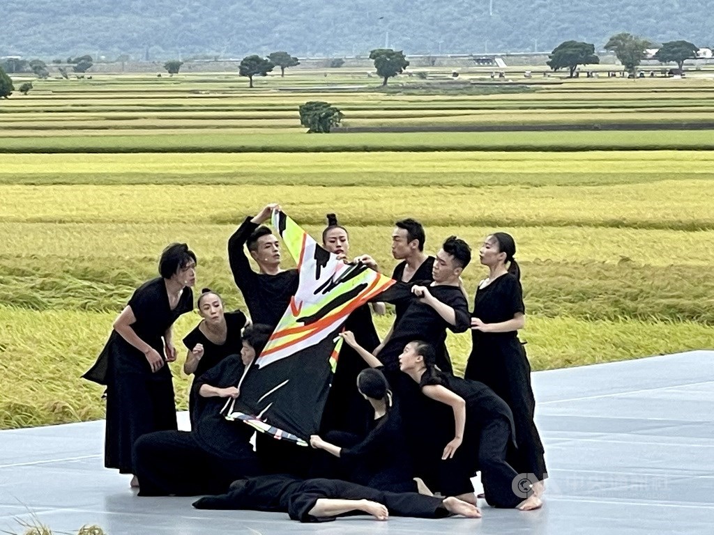 Cloud Gate Dance Theatre performs '13 Tongues' in Taitung rice field - Vimarsana News