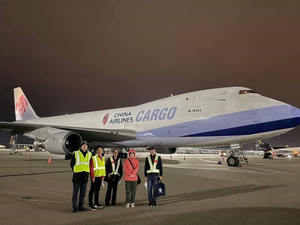 Taiwan’s representative to the U.S. Hsiao Bi-khim (second from right) poses in front of the China Airlines cargo plane carrying the vaccines on Sunday, before the flight