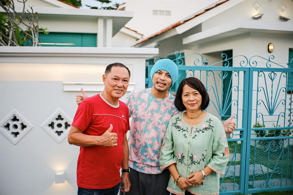 Namewee and his parents. Photo courtesy of Asian Tone Cultural and Creative Industry